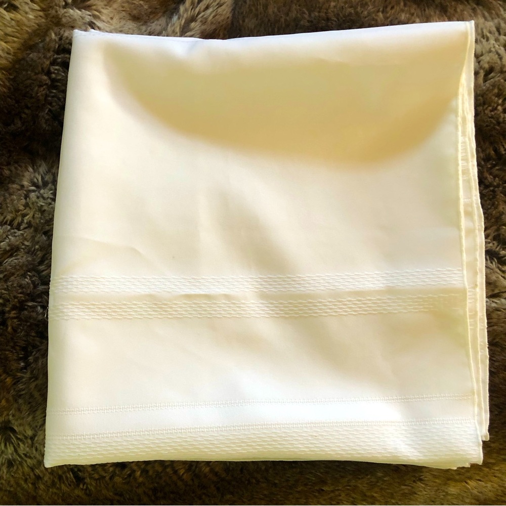 Beautiful Vintage Tablecloth with simple elegant classic raised pattern - Picture 1 of 10